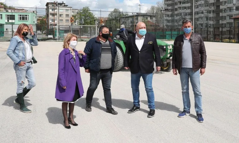 Министър Кралев инспектира ремонта на футболен терен в Габрово - Tribune.bg