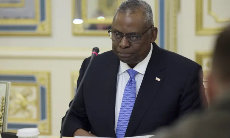 Лойд Остин с първа поява след лечението и претърпяната операция - Tribune.bg