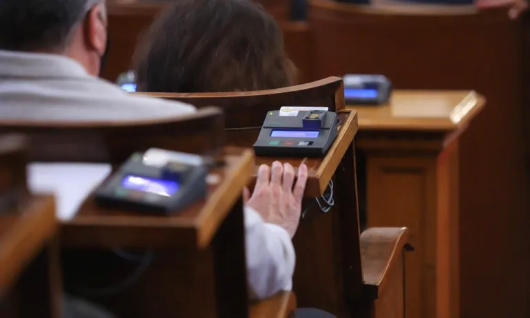 След като ИТН възродиха гласуването с чужди карти: ГЕРБ-СДС искат да се гласува с биометрични данни - Tribune.bg