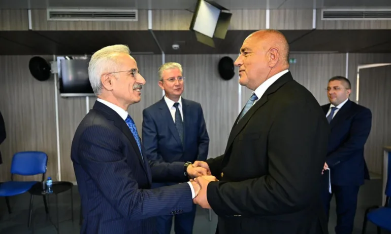 Борисов пред турския министър на транспорта: Нужно е облекчаване на граничните процедури и увеличаване на капацитета на ГКПП - Tribune.bg