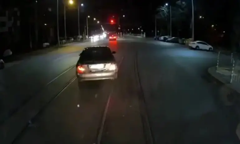 Шофьор предизвика катастрофа с трамвай в Княжево и избяга - (ВИДЕО) - Tribune.bg