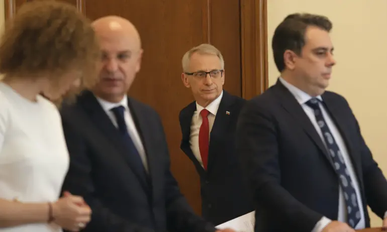 Денков пак покани на среща протестиращите миньори и енергетици. Този път в Раднево - Tribune.bg