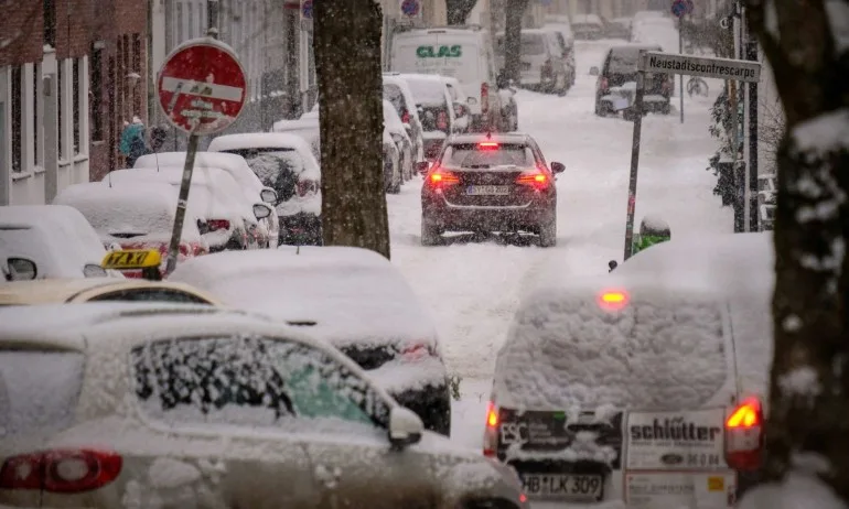 В Германия зимата ги изненада: Снежен хаос по пътищата, хиляди остават в задръстванията - Tribune.bg