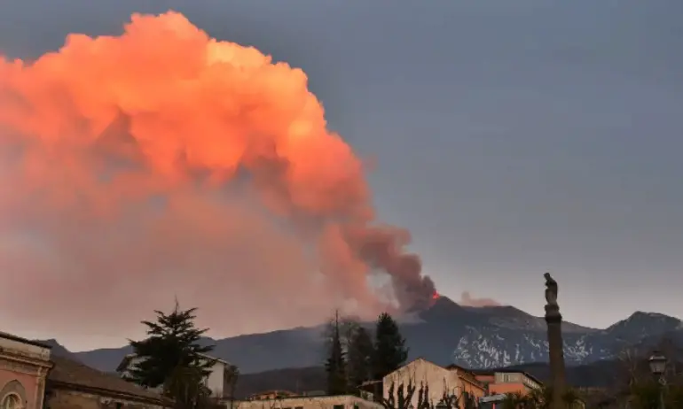 Вулканите Етна и Стромболи в Италия изригнаха, затвориха летището в Катания
