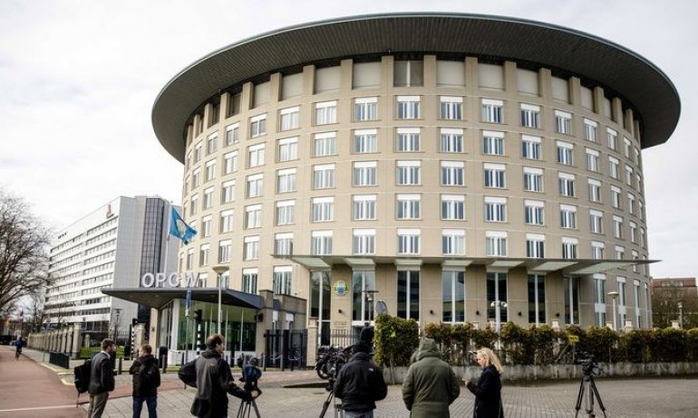 Самоделно взривно устройство е хвърлено по руското консулство в Хага - Tribune.bg