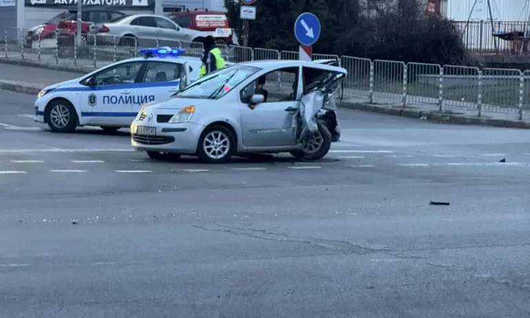 Кола е смачкана на половина, има тежко пострадал. Шофьорът, причинил ПТП-то е употребил алкохол и наркотици - Tribune.bg