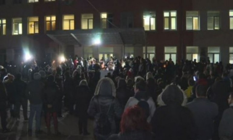 Стотици на протест пред болницата във Враца заради трагичния случай с починалата жена - Tribune.bg