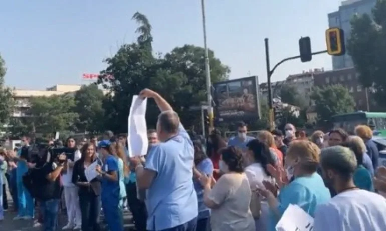 Лекарите от Пирогов на протест заради уволнението на проф. Балтов (ВИДЕО) - Tribune.bg