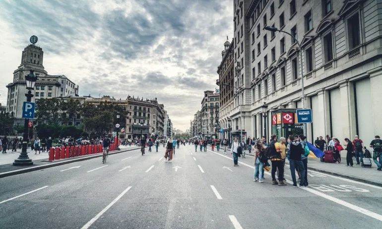Затварят ресторантите и баровете в Каталуния, минават само на храна за вкъщи - Tribune.bg