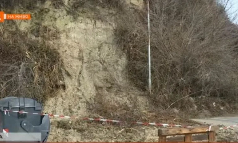 Свлачище затрупа алея в Морската градина във Варна - Tribune.bg