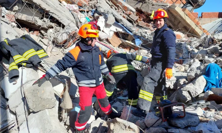 Спасиха мъж в Турция след близо 10 дни под руините - Tribune.bg