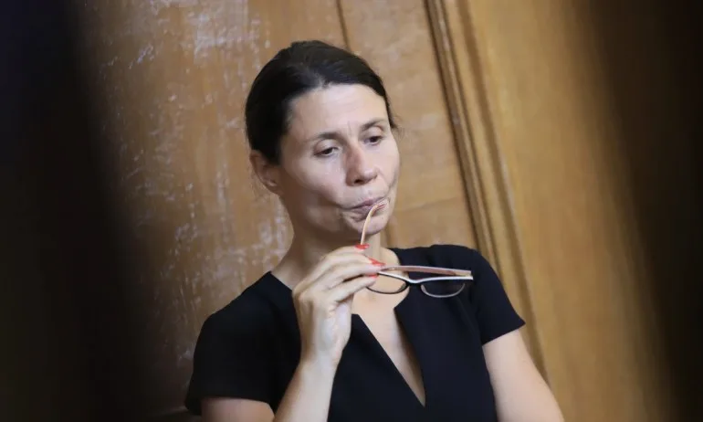 Депутат от ДБ твърди, че не се е готвило присъствено обучение, Денков нарече думите ѝ безотговорни - Tribune.bg