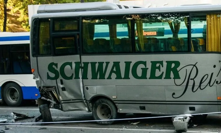 Шофьор в кома след катастрофа в центъра на Варна - Tribune.bg