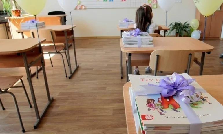 118 500 деца, които ще бъдат записани в първи и в осми клас, ще получат по 300 лева - Tribune.bg