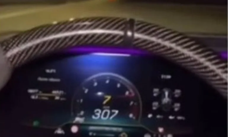 Поредната героиня с крак на газта и ум в облаците - Tribune.bg