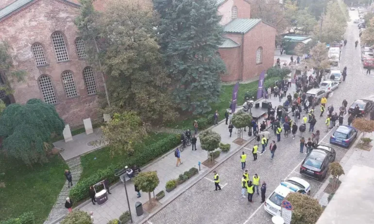 Софийски общинар преминал към Възраждане с неуспешен опит да свали украинското знаме от СО - Tribune.bg