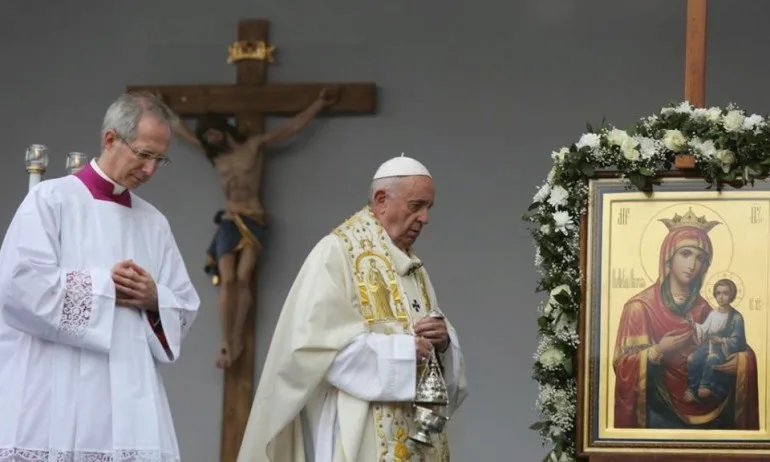 Борисов: Изключителна чест е, че папата избра да служи Неделната света литургия с омофора, който му подарих - Tribune.bg