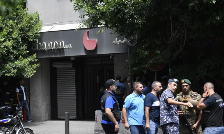 Въоръжен мъж взе заложници в ливанска банка - иска си замразените депозити - Tribune.bg
