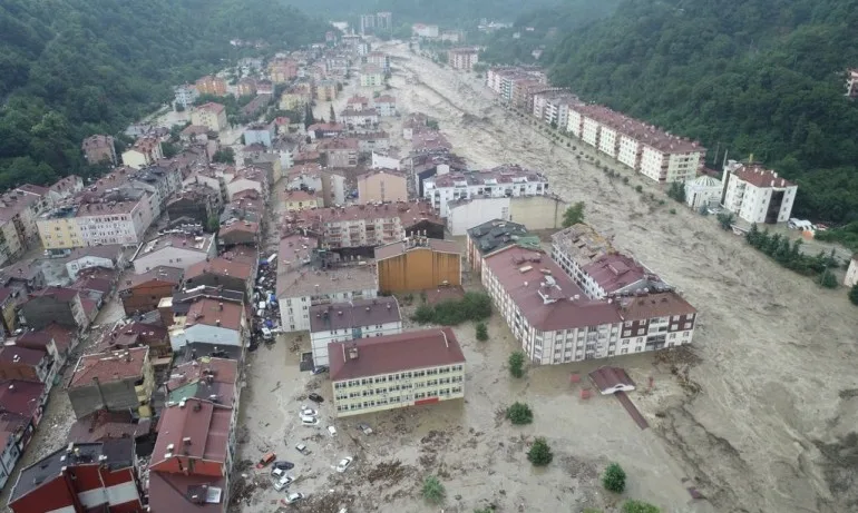 Най-малко 11 загинали при наводнения в Северна Турция - Tribune.bg