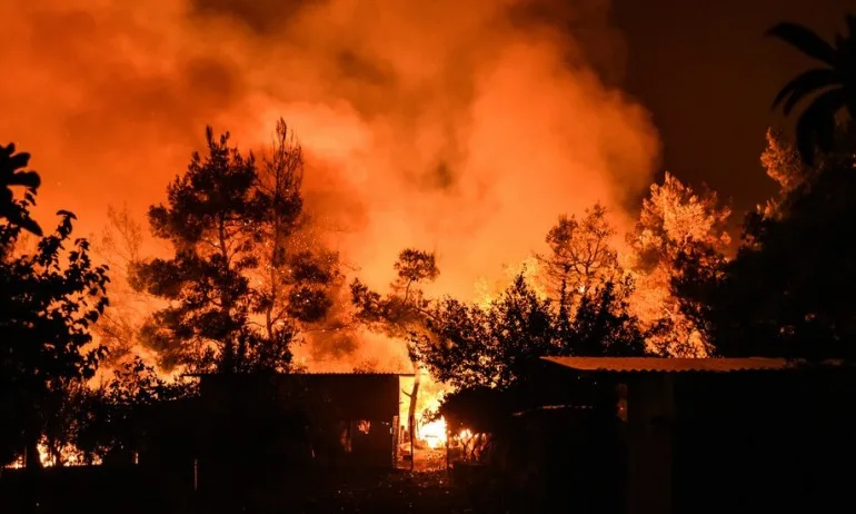 Пожар край Сливен, три екипа пожарникари се борят с пламъците - Tribune.bg
