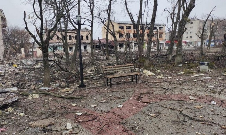 Разрушения в Харков, руски военни опитват да завладеят град Изюм (СНИМКИ) - Tribune.bg
