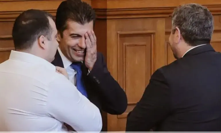 1 година от историческото сваляне на кабинета Петков - Tribune.bg