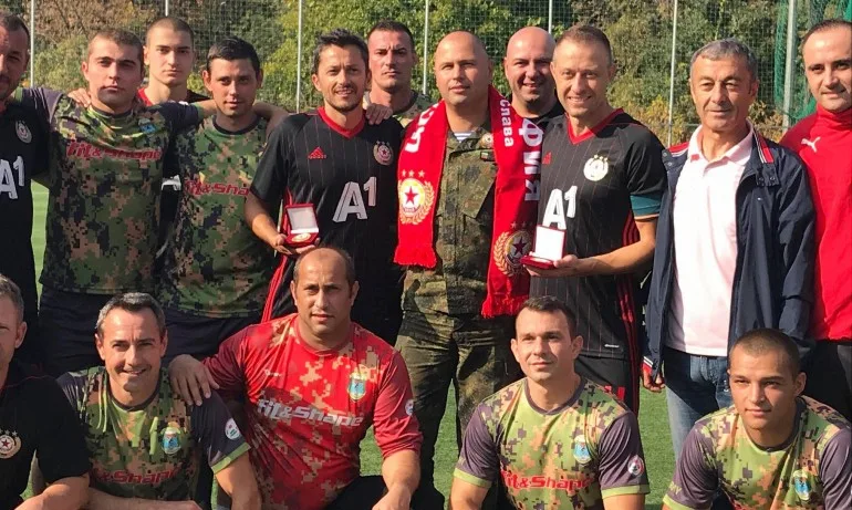Ветерани, треньори и юноши на червените играха срещу парашутисти - Tribune.bg