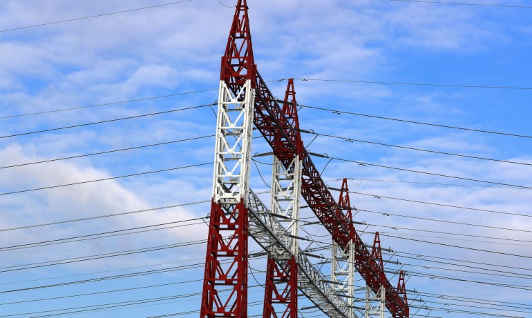 Румъния с таван на цените на тока и газа до март догодина - Tribune.bg