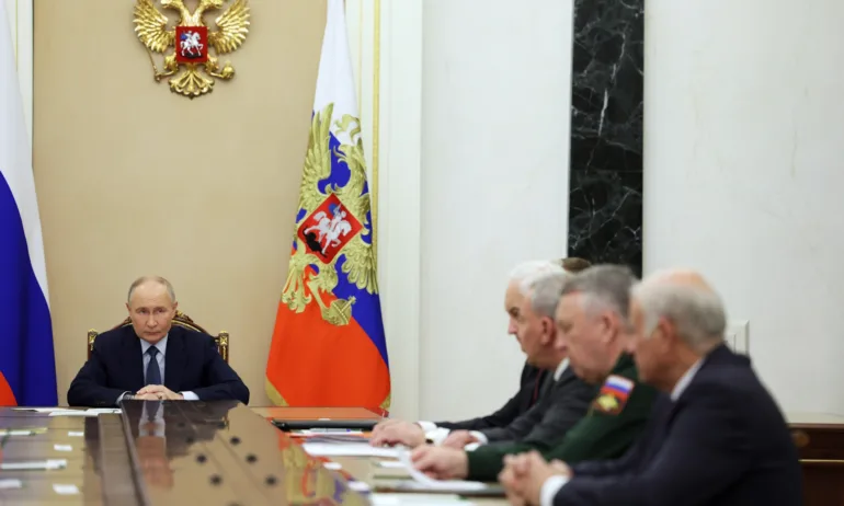 Путин подписа закон за опрощаване дълговете на руснаци, които се бият в Украйна - Tribune.bg