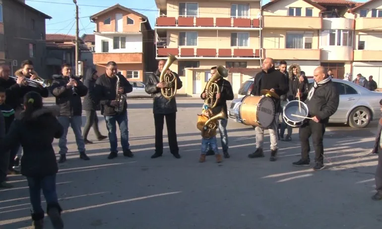 Ромите празнуват Банго Васил - Tribune.bg