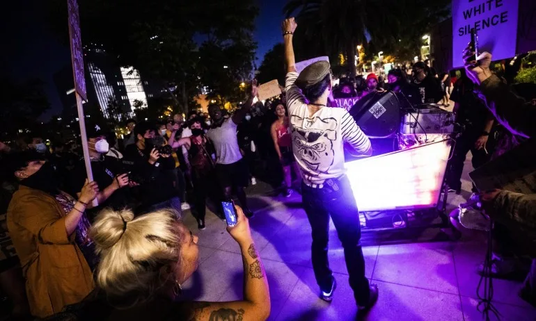 САЩ: Полицаи подадоха колективна оставка след брутално насилие над възрастен човек - Tribune.bg