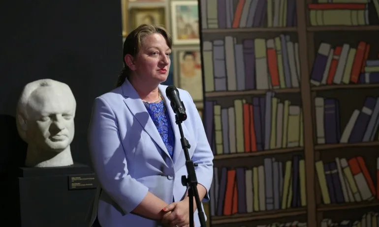 Зам.-министър Сачева: Стратегия за отнемане на деца няма и няма да има - Tribune.bg