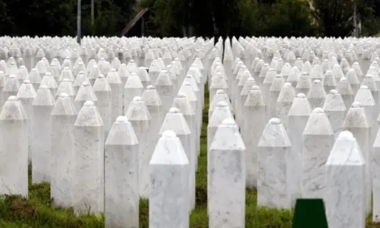 Всеки, който отрича геноцида в Сребреница, няма място в Европа“,