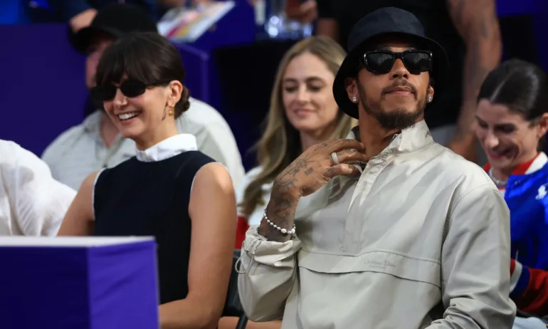 Люис Хамилтън, Аня Тейлър Джой и Нина Добрев на море в Гърция - Tribune.bg