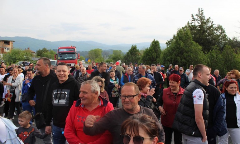 Масов протест в Симитли, недоволни затвориха Е-79 и път II – 19 - Tribune.bg