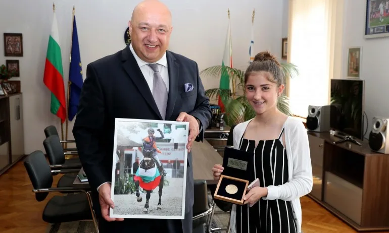 Министър Кралев награди Ая Митева за историческия успех в българския конен спорт - Tribune.bg