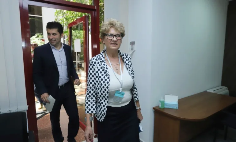 Комитова със забележка към фотографите да не я снимат. Смущавали я, не била кинозвезда - Tribune.bg