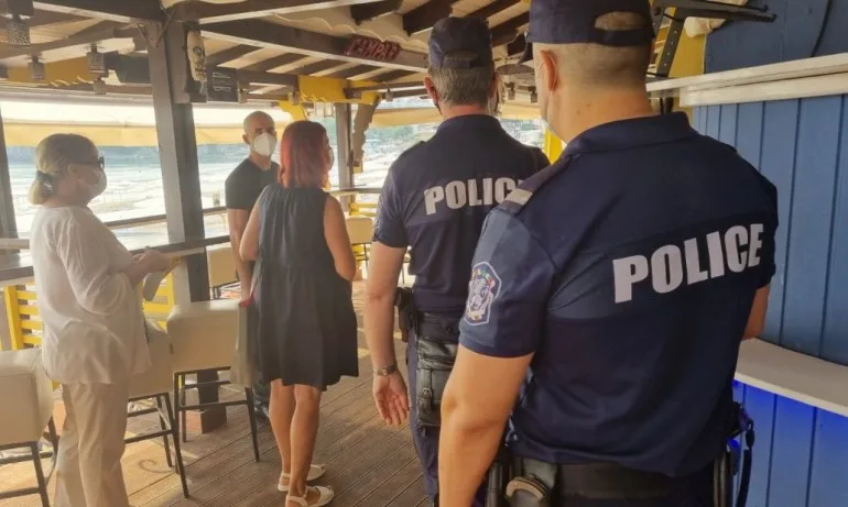 Проверките по морето: Персоналът в заведенията не носи или е с неправилно поставени маски - Tribune.bg