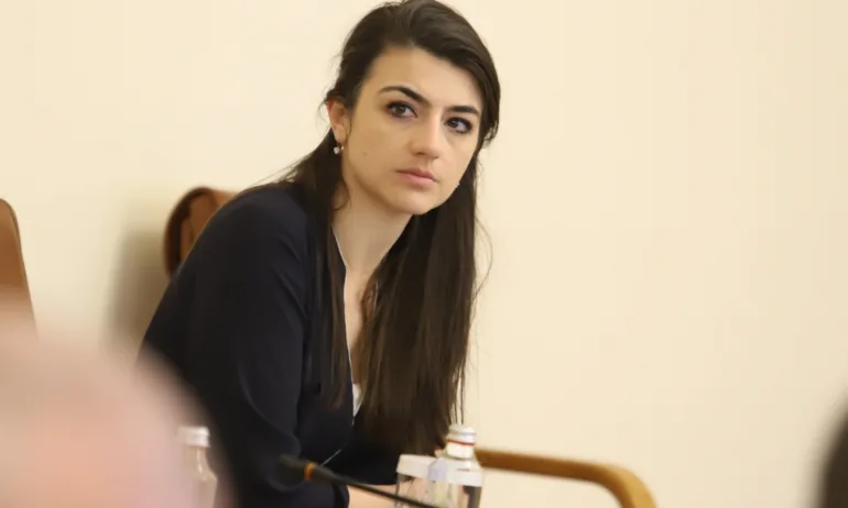 Лена Бориславова заведе дело за клевета и уронване на името срещу сценаристите на Слави - Tribune.bg