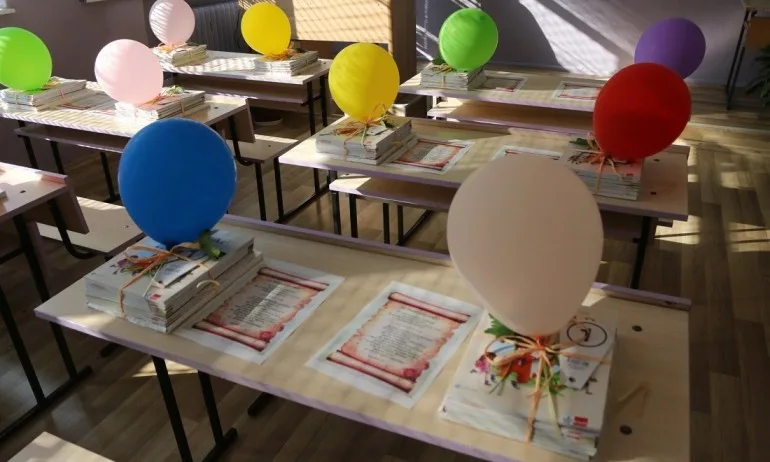 Учебната година стартира с тържества на двора, но по различно време за всеки клас - Tribune.bg