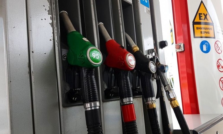 Въпреки уверенията на Василев: Дизелът премина 3 лева за литър (ГРАФИКИ) - Tribune.bg