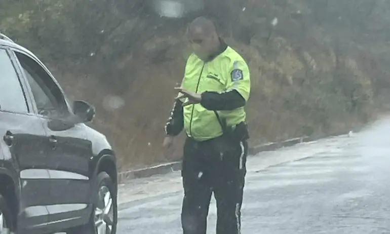 Добрият пример: Полицай помагал 5 часа на закъсали в пороя коли - Tribune.bg