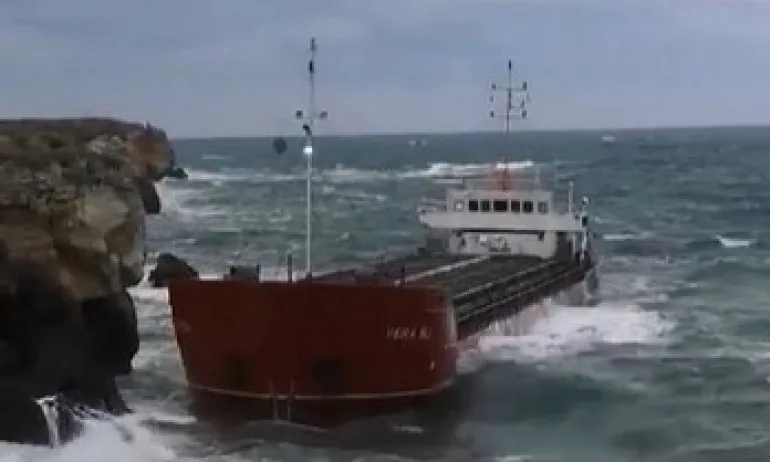 Големи вълни около заседналия кораб, забраниха достъпа на журналисти и граждани (ВИДЕО) - Tribune.bg