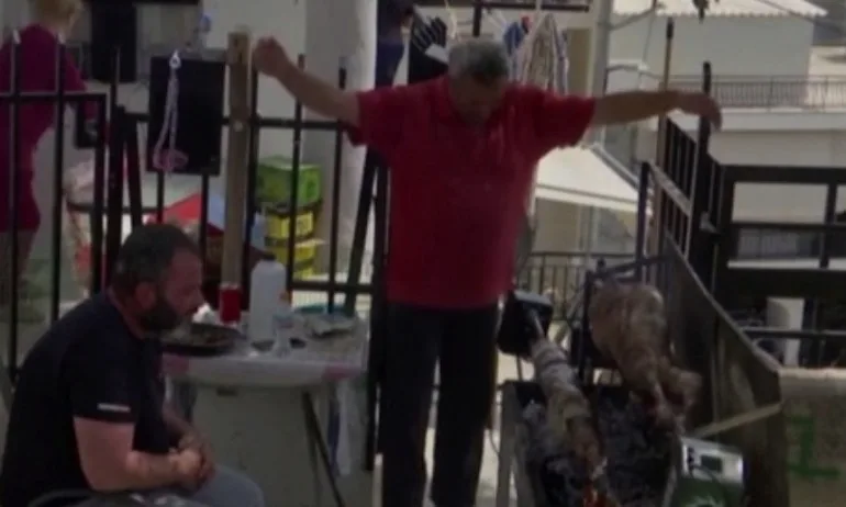 Гърците все пак пекоха агнета за Великден… По балконите - Tribune.bg