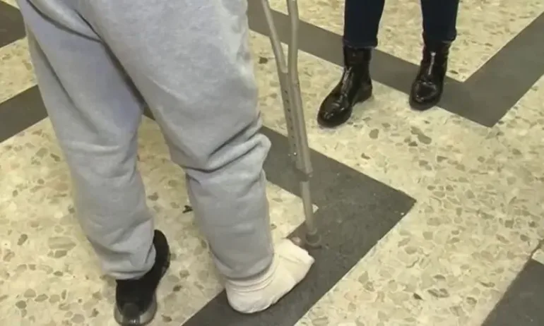 Тийнейджър преби с метална тръба украинец в Несебър - Tribune.bg