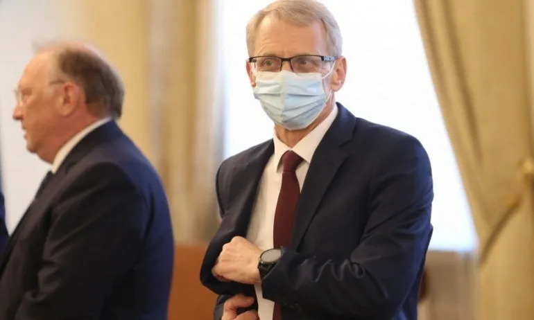 След среща с родители и учители – Денков обещава повече присъствие в училище - Tribune.bg