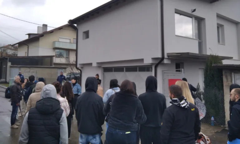 Протест в Дивотино пред къщата на семейството на мъчителката на животни Габриела Сашова - Tribune.bg