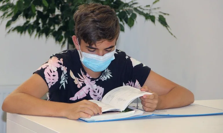 Доц. Мангъров и още 11 лекари: Махнете маските на децата от 5 до 12 клас - Tribune.bg