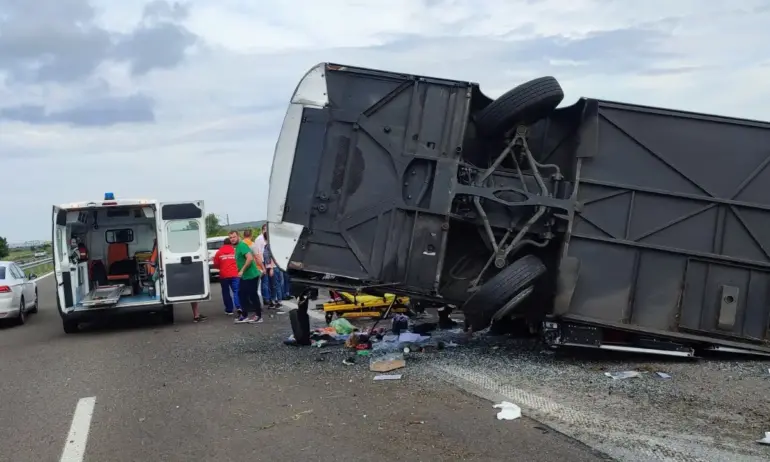 Автобус катастрофира и се обърна на АМ Тракия, има ранени - Tribune.bg