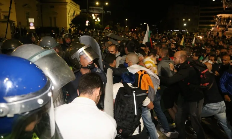 СДВР пусна видео от протеста снощи - Tribune.bg